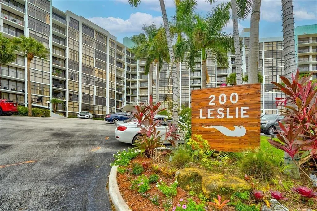 200 Leslie Condo