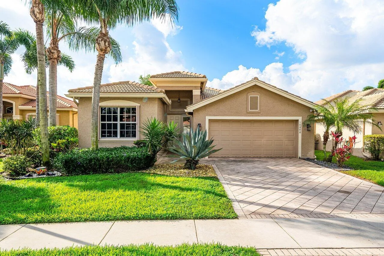 Valencia Pointe