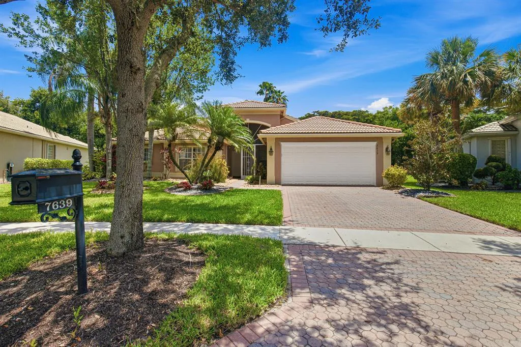 Valencia Shores