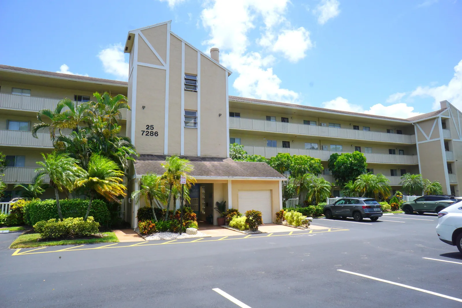 Huntington Lakes Sec Three Condos