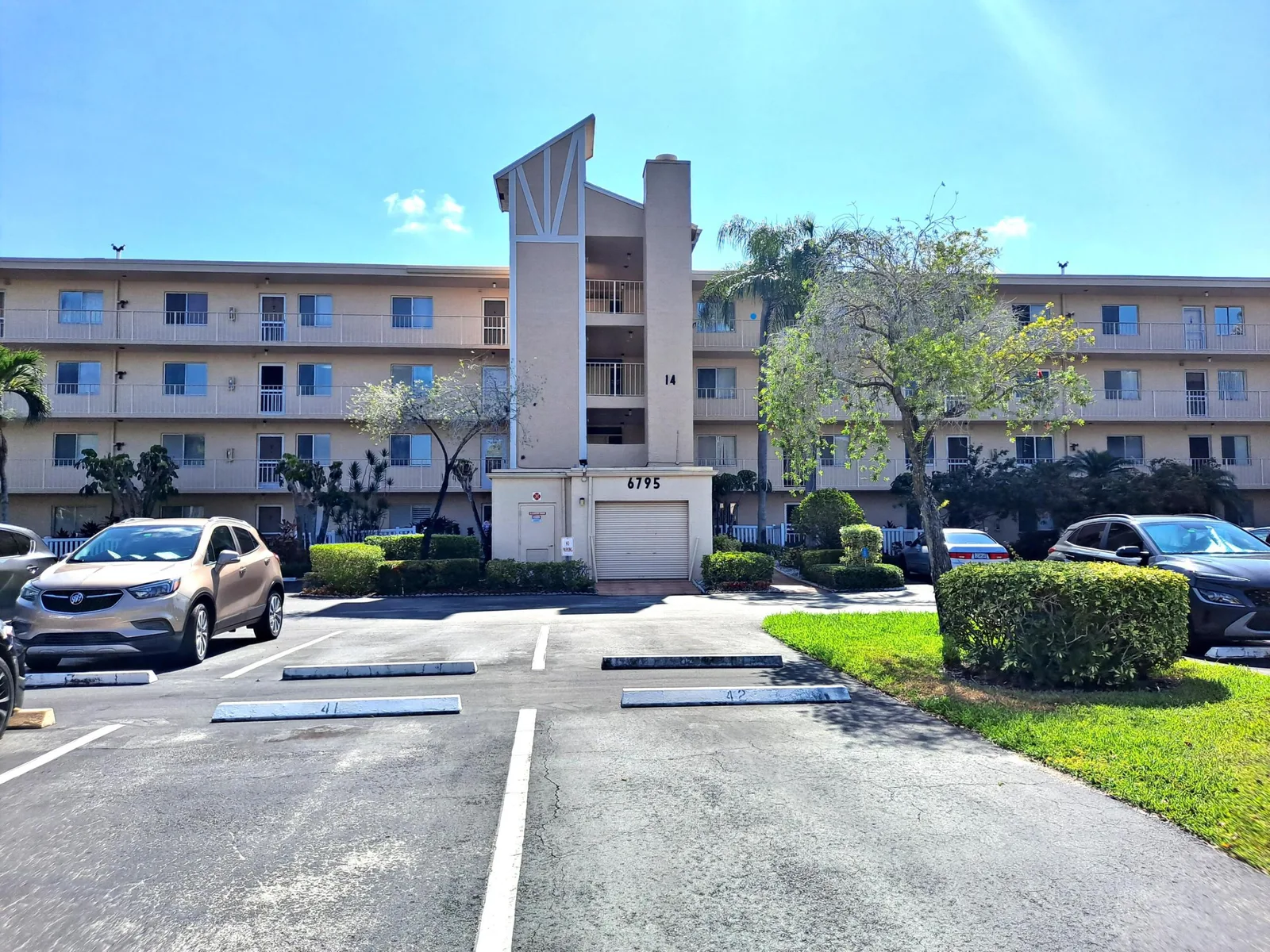 Huntington Lakes Sec Two Condos