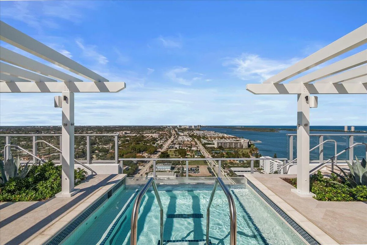 Nautilus 220 Condominium