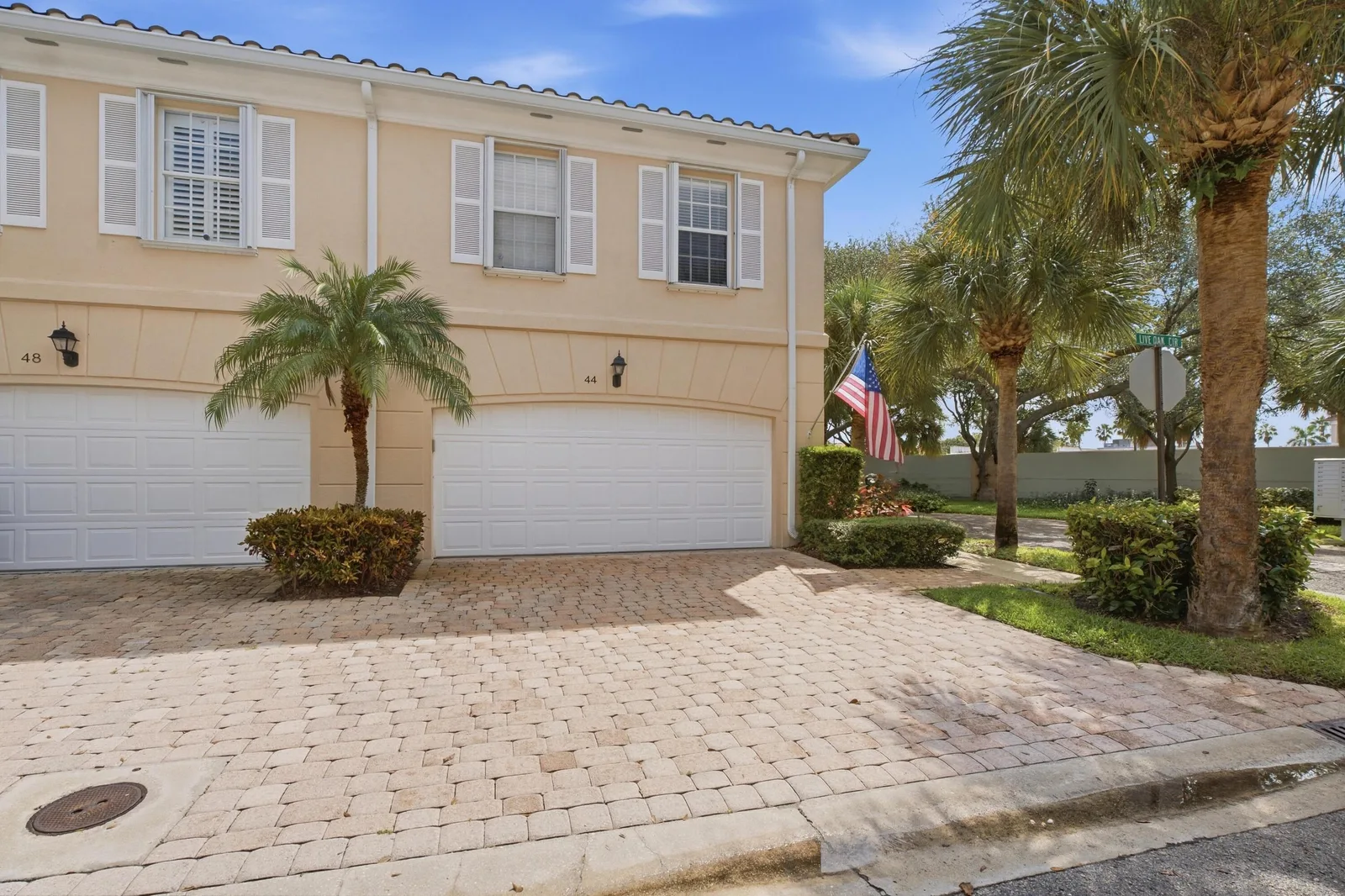 Tequesta Oaks