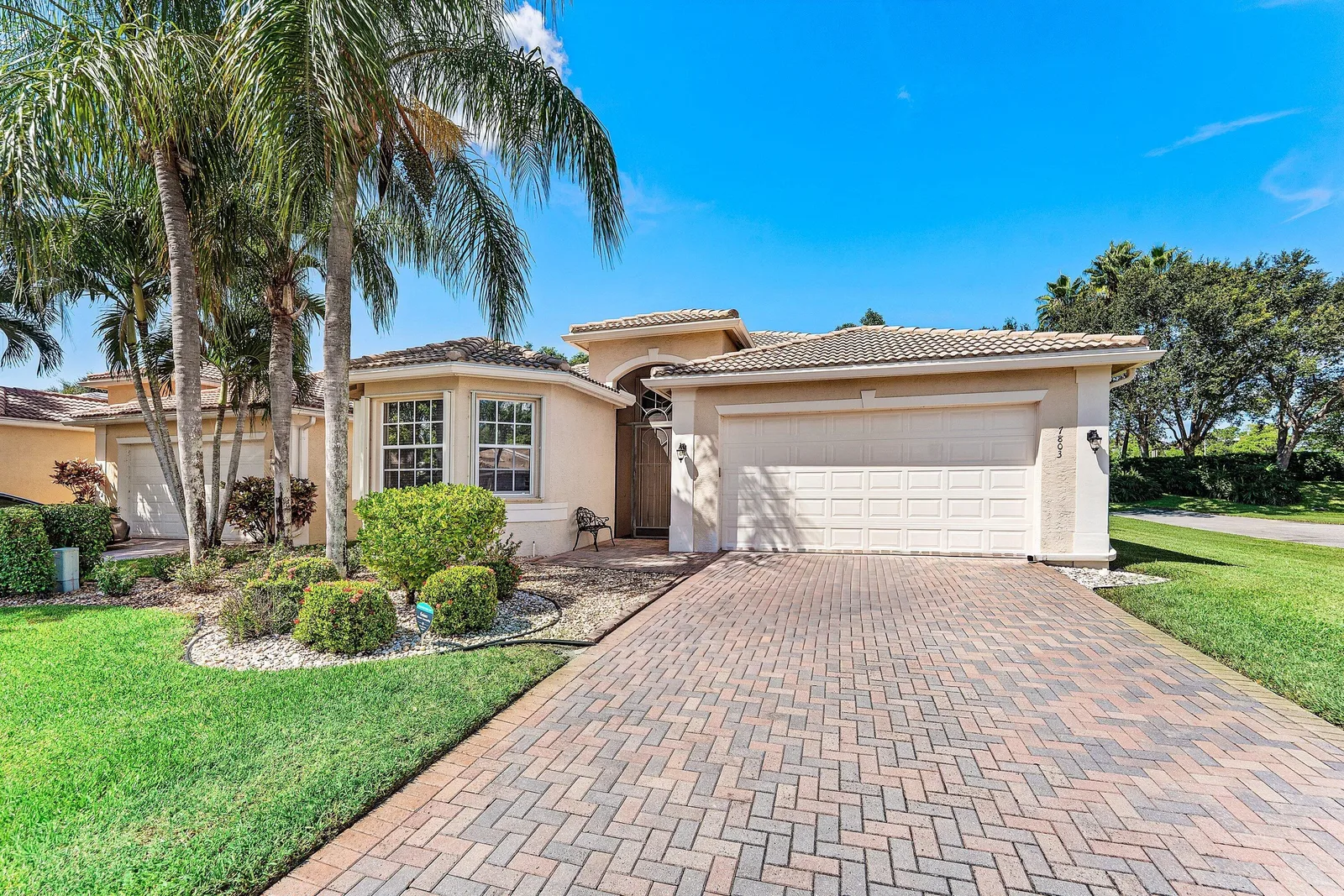 Valencia Shores