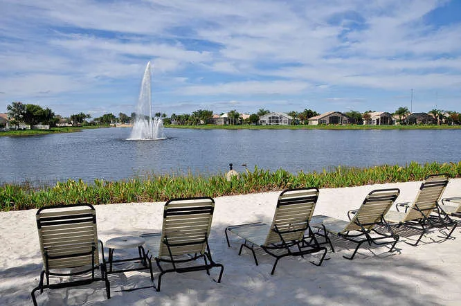 Valencia Shores