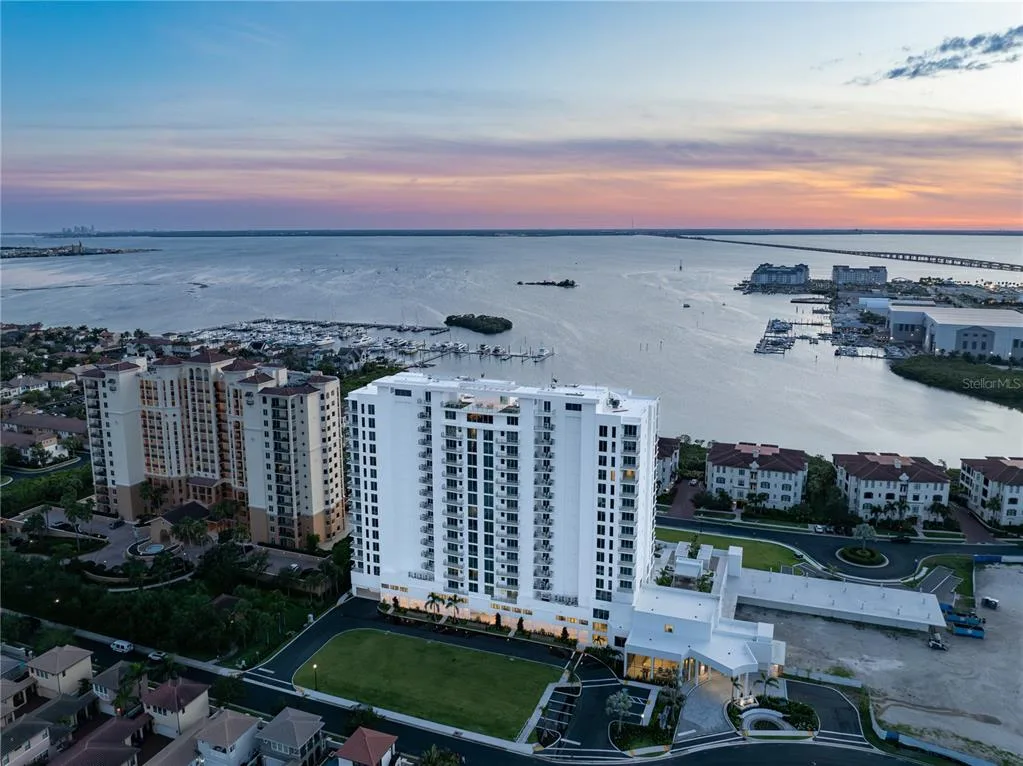 Westshore Yacht Club, Aqua Tower