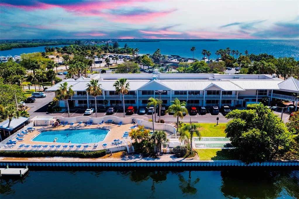 Island Resort At Mariners Club