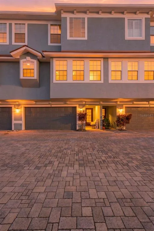 Townhomes Of Deleon